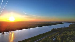Zonopkomst boven Noordzeekanaal vanmorgen vroeg 