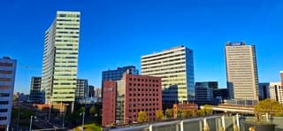 Strak blauwe lucht in Amsterdam Sloterdijk 