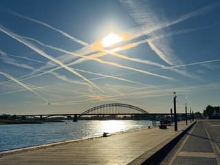 Vliegtuigen en sluierwolken