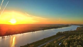 Zon komt mooi op boven Noordzeekanaal vanmorgen vroeg 
