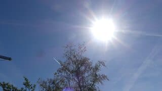 Zon en blauwe lucht