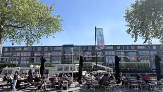 Zonovergoten terras aan de Piushaven