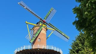 Strakblauwe hemel boven molen "De Hoop"