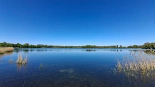 Kraakhelder water, strak blauwe lucht, genieten