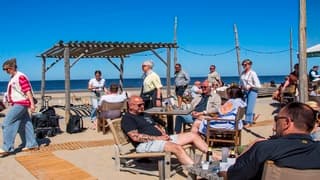 DRUKKE MOOIE STRANDDAG