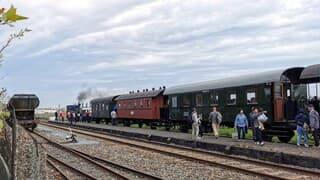 Stoomtram met bewolking station Wognum 