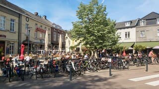 Drukke terrasjes in Gulpen. 