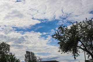 De lucht breekt 