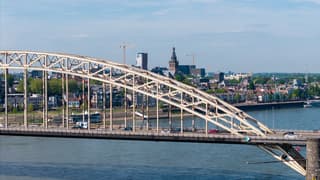 Lente weer bij De Waalbrug