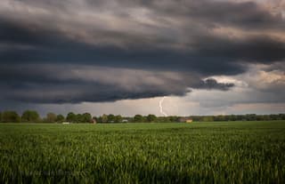Wallcloud met blikseminslag 