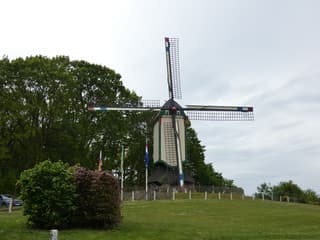 Grijze lucht rond de Prins Bernhardmolen.