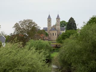 Vanmorgen grijs bewolkt. Zicht op de Basiliek
