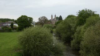 Vanmorgen grijs bewolkt. Zicht op de Basiliek