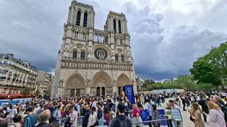 Donkere wolken boven de Notre dame Parijs