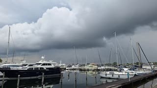 Dreigende lucht hangt boven het Veerse-Meer bij Kortgene, Zeeland