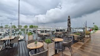 Leeg terras langs het Veerse-Meer bij Kortgene, Zeeland