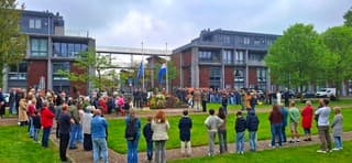 Bewolking met een flauw zonnetje bij herdenking 4 mei in Beverwijk 