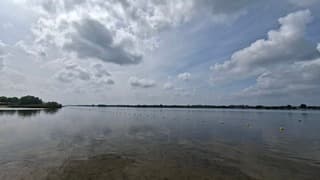 Zonnig en beetje heiig zicht hier langs een strandje met verder wat stapelwolken