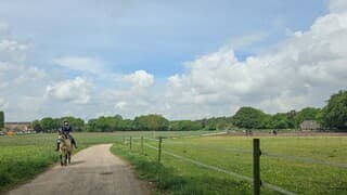 Zon en stapelwolken en warm