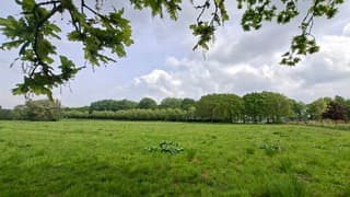 Zonnig en wolken die eruit zien alsof er een bui zich ontwikkelt