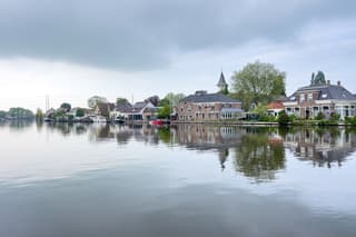 Bewolkt en rustig weerbeeld vanmiddag. 