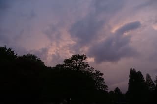Achter de wolken schijnt de zon.
