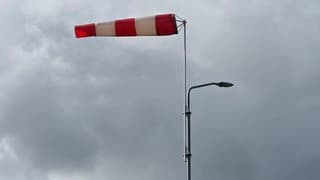 grijs weer met stevige wind