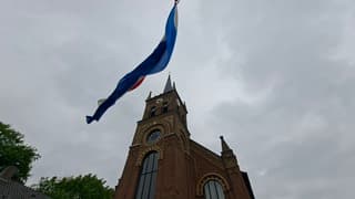 Ook voor deze kerk n Vroomshoop hangt de vlag vandaag