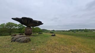 De zwevende kei onder een grijze lucht in Dalfsen