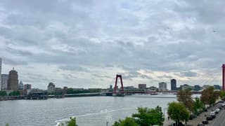 woelige wolken bij Willemsbrug 
