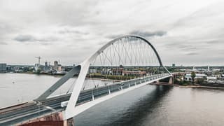 Bewolking en regen bij De Oversteek brug