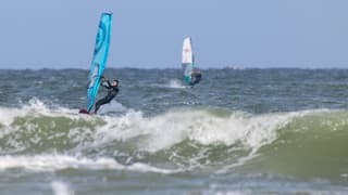 Surfers Noordzee vanmorgen