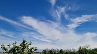 Grillige sluierwolken boven Texel 