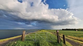 Dreigende lucht hangt boven de Oosterschelde