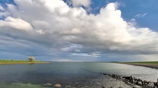 Langs de Oosterschelde om 19.40 uur; na een overwegend grijze dag
