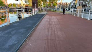 Frisse start, beetje rijp op het wegdek van de brug