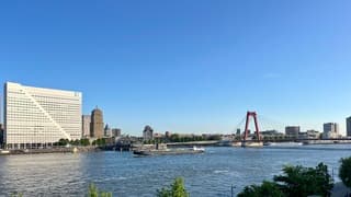 Zonovergoten en strakblauwe lucht boven de Nieuwe Maas 
