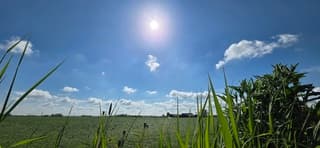 Zon en een blauw bewolkte lucht boven de provincie Groningen 