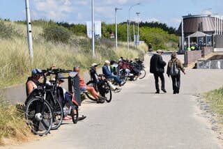Het is genieten in het zonnetje aan zee