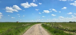 Blauw bewolkte lucht en zon boven de provincie Groningen 