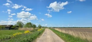 Blauw bewolkte lucht en zon boven de provincie Groningen 