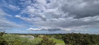 Links blauw, rechts bewolkt 