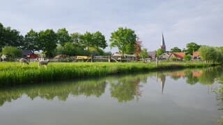 Avondzon, prachtig dorpsgezicht en schitterende reflectie in het water