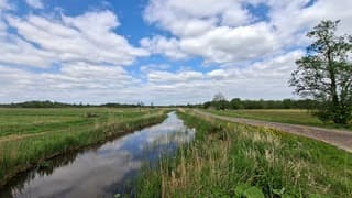 Mix van stapelwolken en blauwe lucht en wat aan de frisse kant