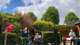 Muziek in de tuin.