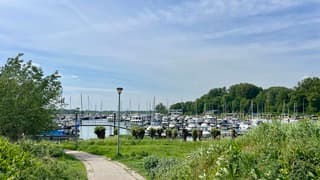 Eind van de ochtend meer bewolking aan de jachthaven 