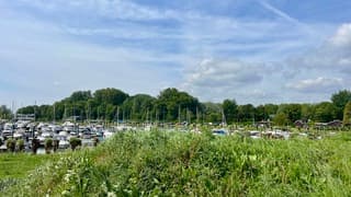 Ook aan de horizon boven de Oude Maas ontstaan stapelwolken 