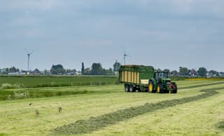De boer weet dankzij buienradar hoe de HAZEN lopen (