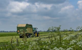 De boer weet dankzij buienradar hoe de hazen lopen.