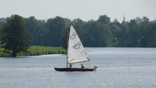 varen op de Maasplassen, wind in de zeilen.